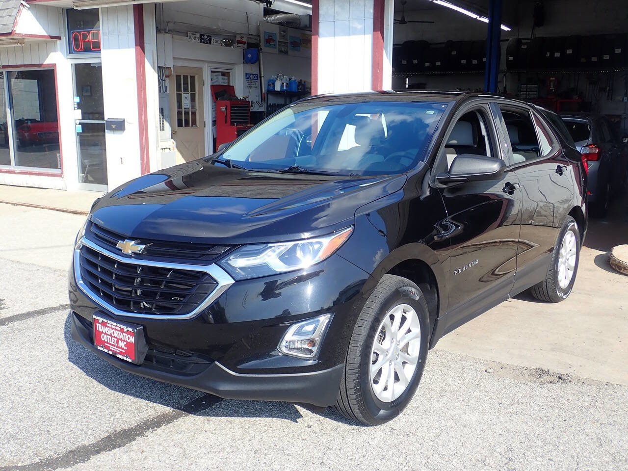 Used 2018 Chevrolet Equinox LS image 2