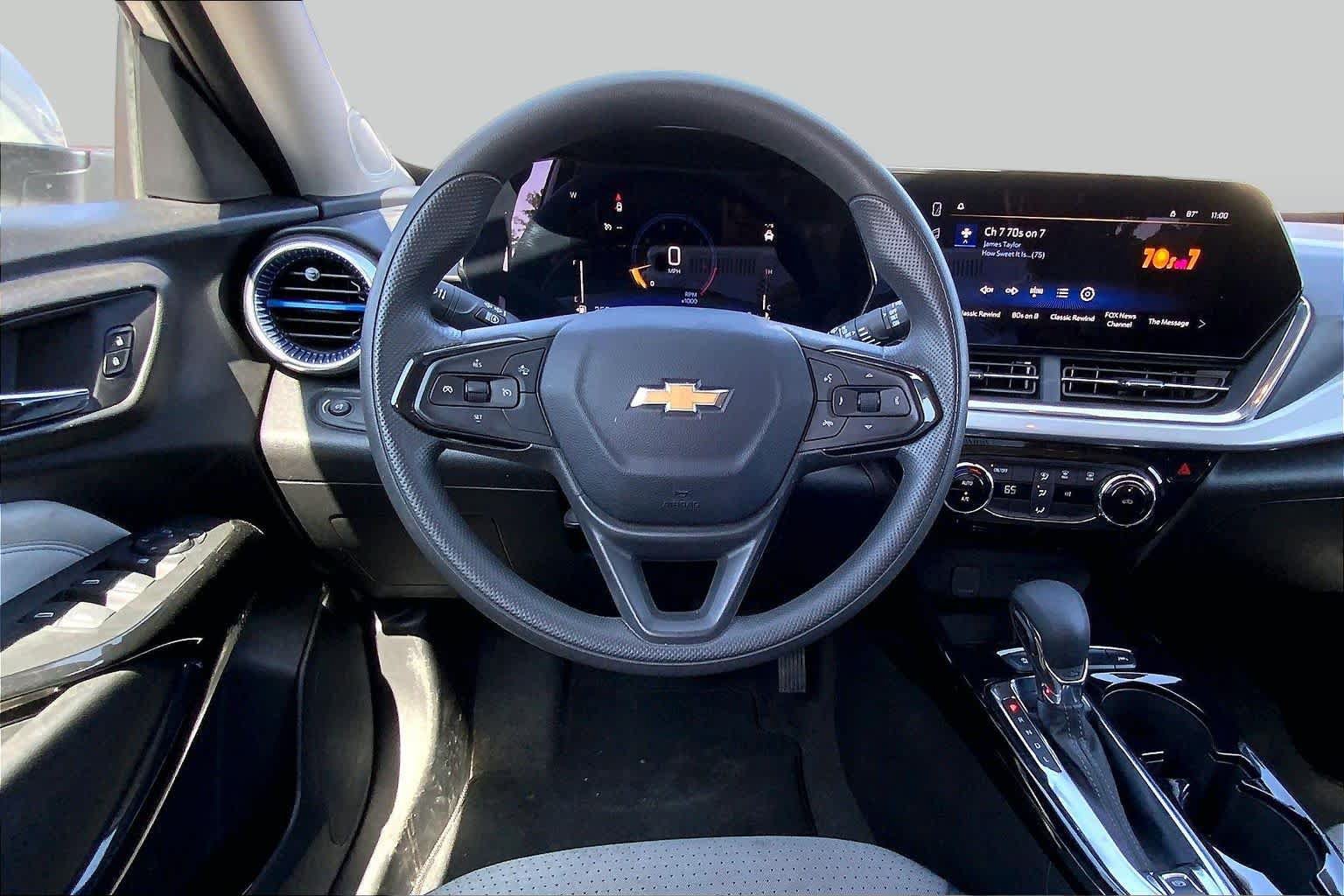 Used 2025 Chevrolet Trax LT FWD image 6