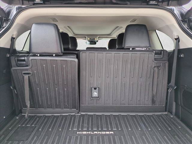 Used 2024 Toyota Highlander Platinum FWD image 6