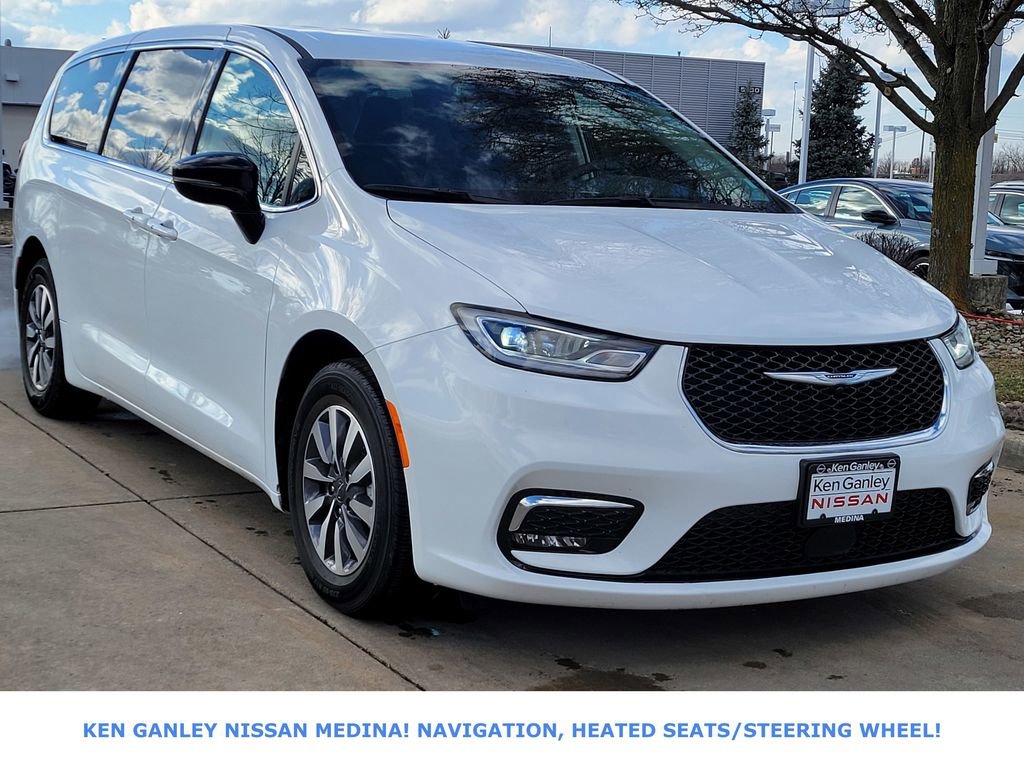 Used 2024 Chrysler Pacifica Select image 1