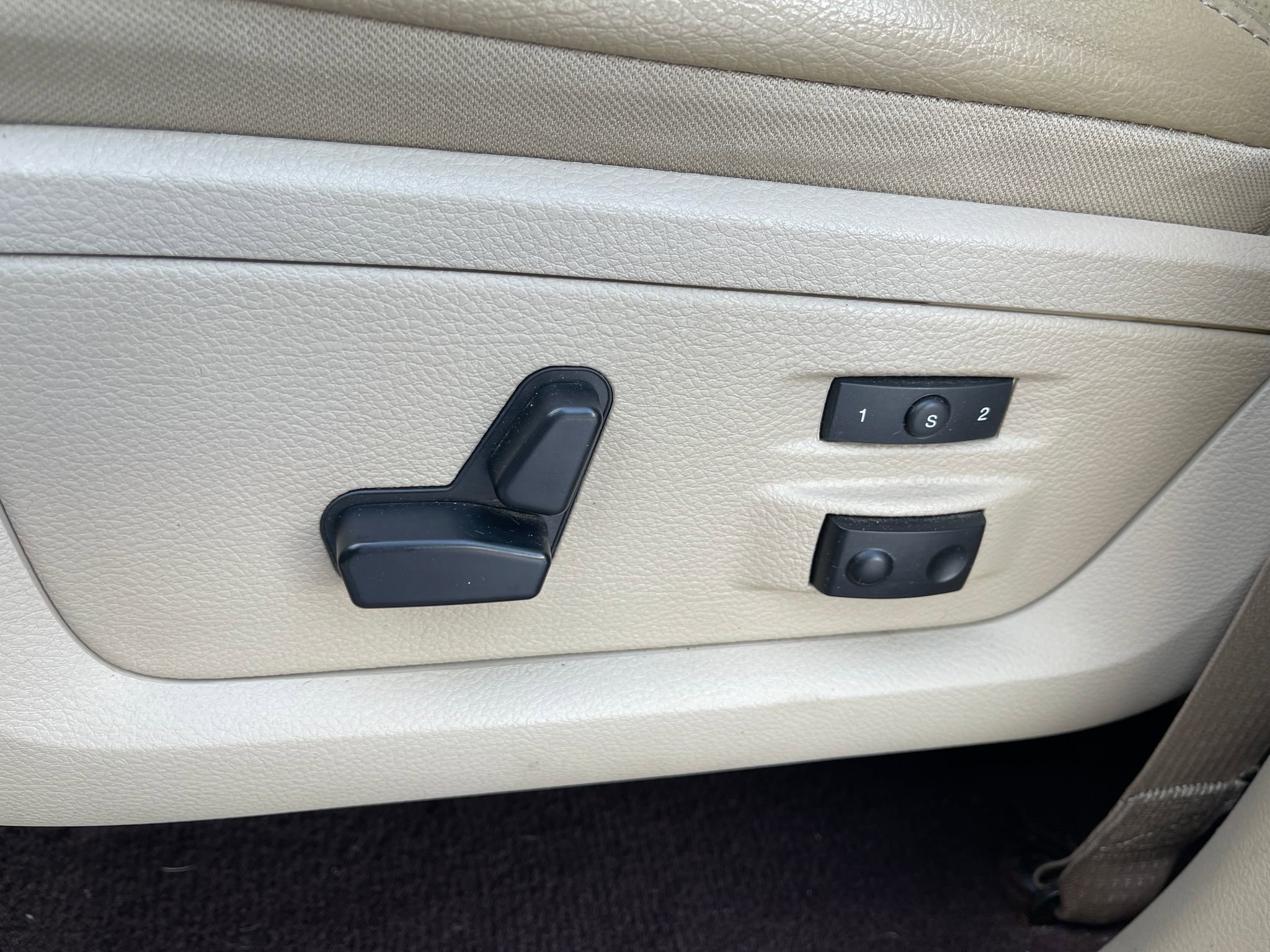 Used 2013 RAM 3500 Laramie w/ Cold Weather Group image 16