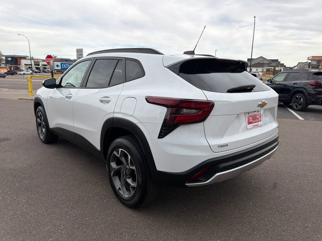 Used 2024 Chevrolet Trax LT w/ Sunroof Package image 3