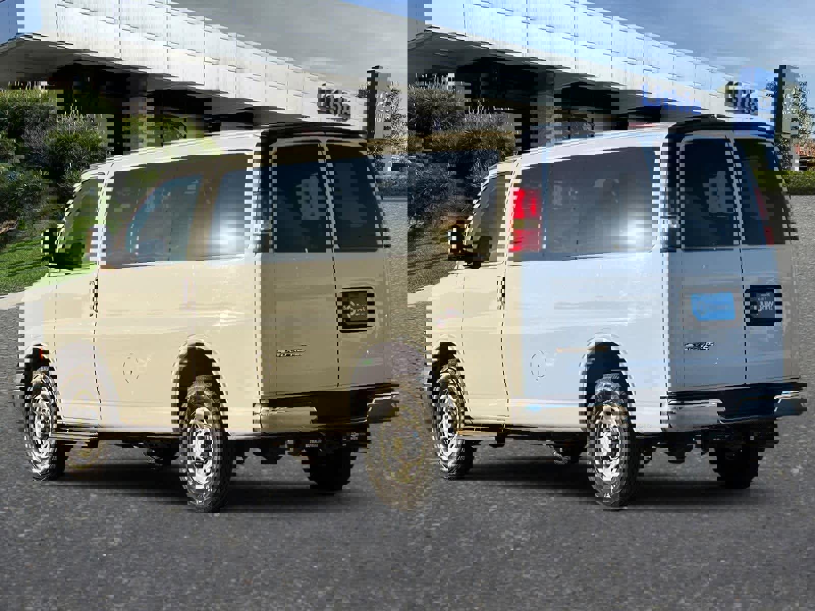 Used 2017 Chevrolet Express 3500 LT w/ LT Preferred Equipment Group image 7