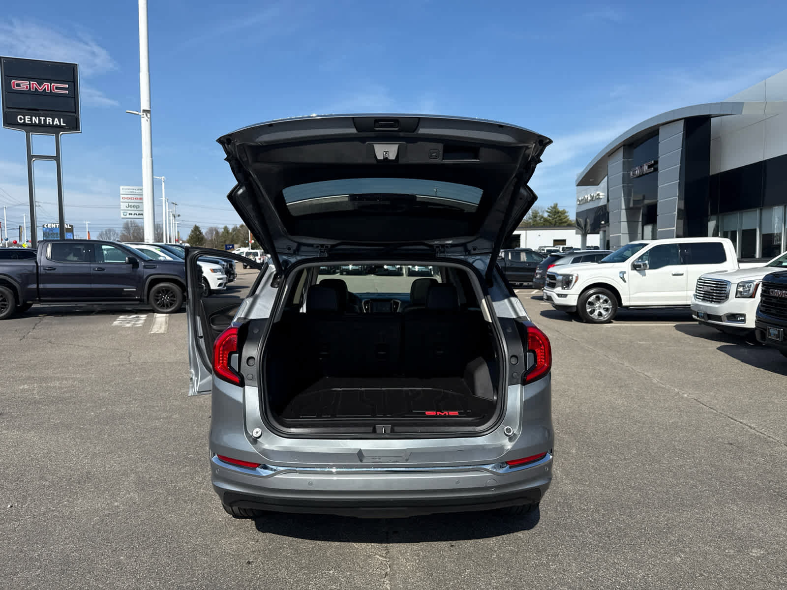 Used 2023 GMC Terrain Denali w/ Denali Premium Package image 10