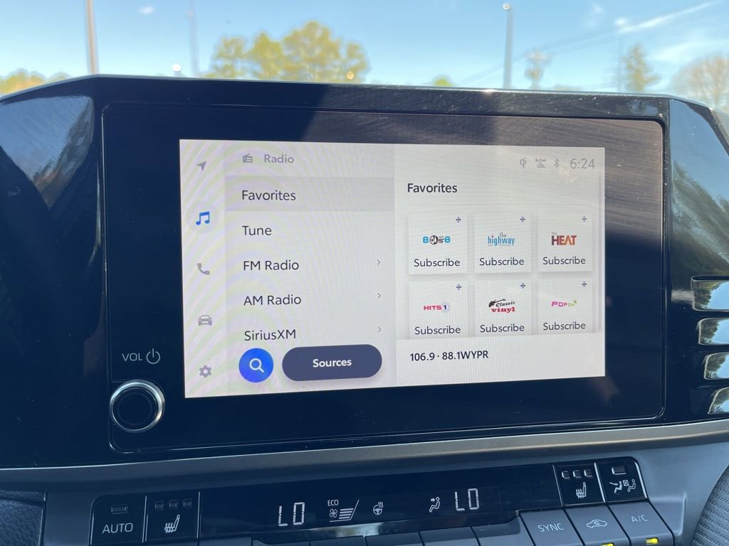 Used 2025 Toyota Camry SE w/ Convenience Package image 10