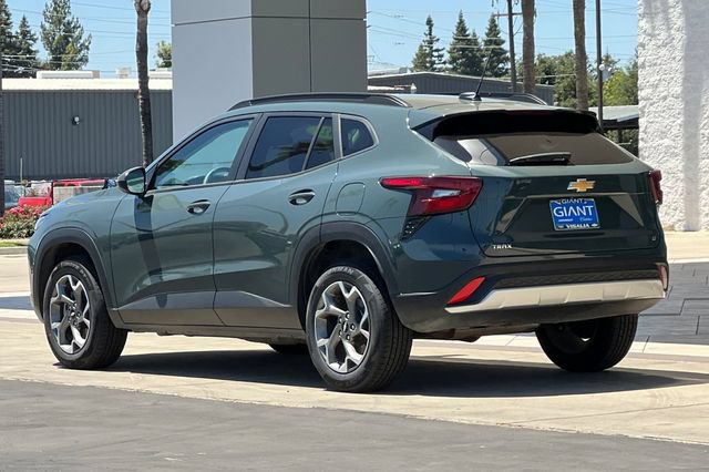 Used 2025 Chevrolet Trax LT FWD image 6