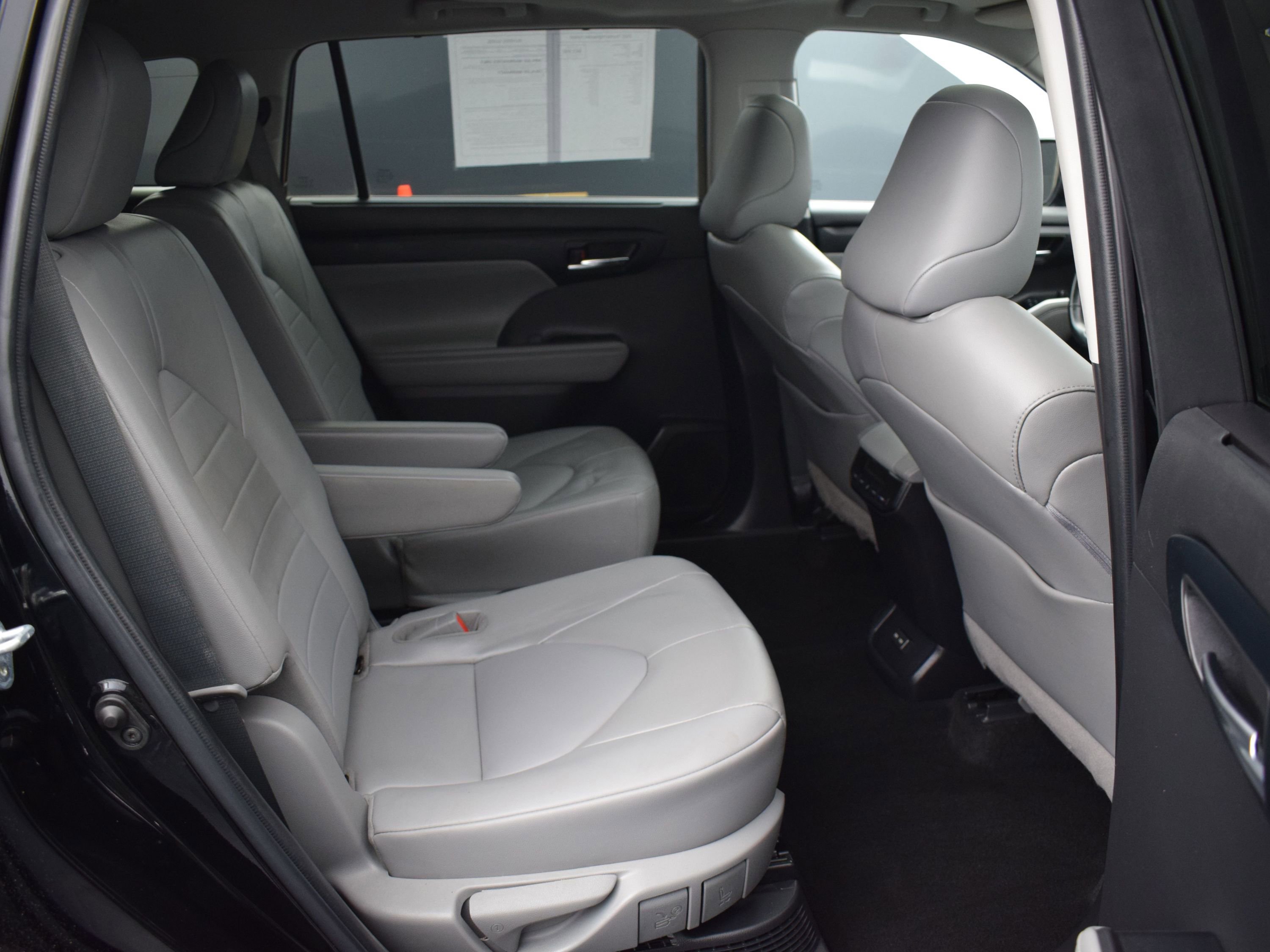 Used 2022 Toyota Highlander XLE AWD/4WD image 11
