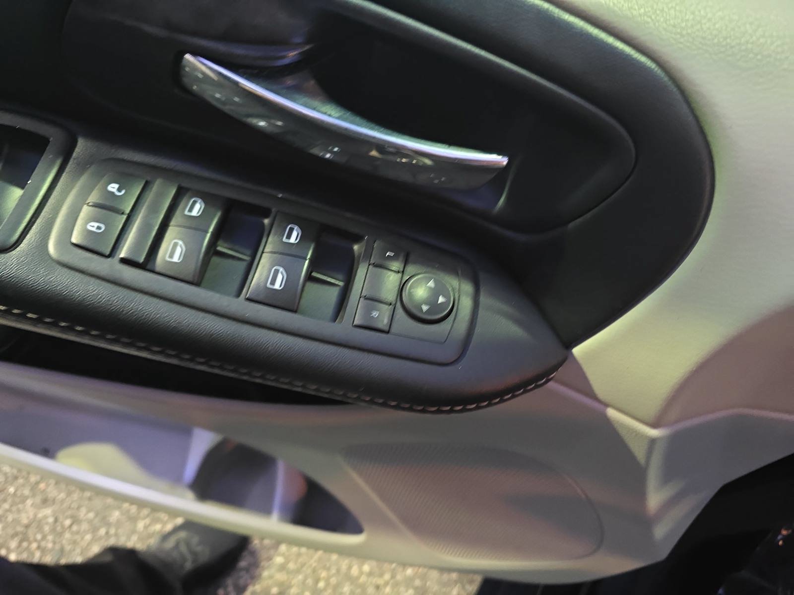 Used 2017 Dodge Grand Caravan SXT FWD image 28