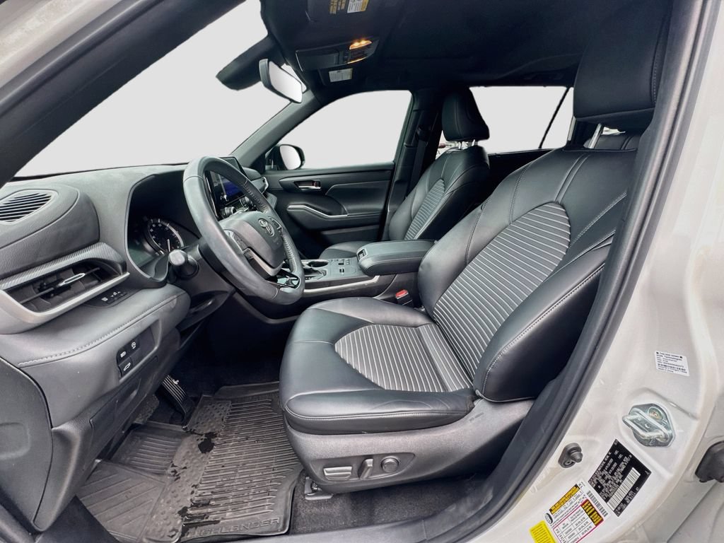 Used 2024 Toyota Highlander XSE FWD image 21