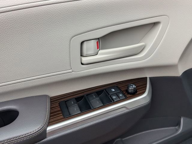 Used 2022 Toyota Sienna LE w/ LE Plus Package image 24