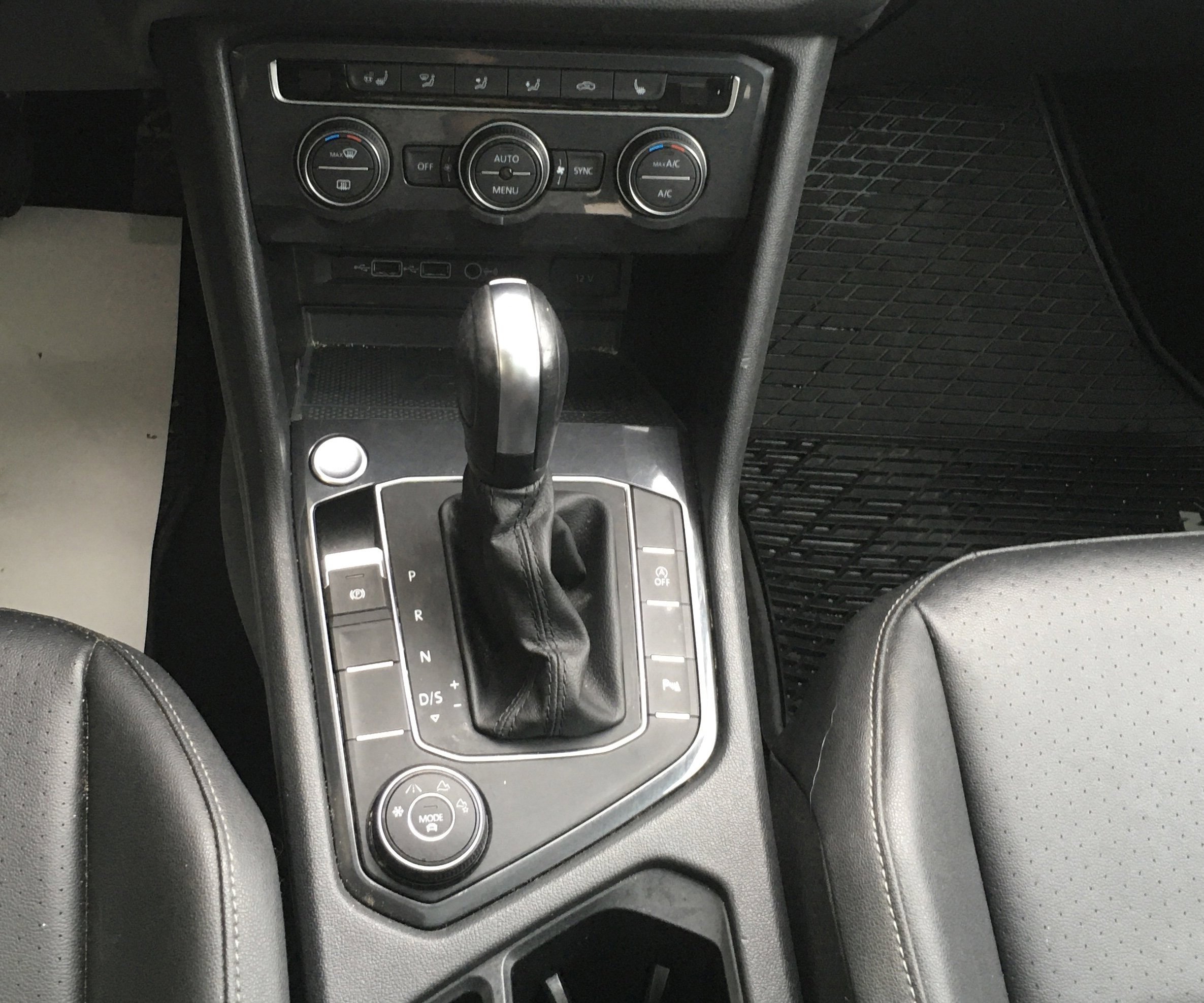 Used 2020 Volkswagen Tiguan SEL AWD/4WD image 12