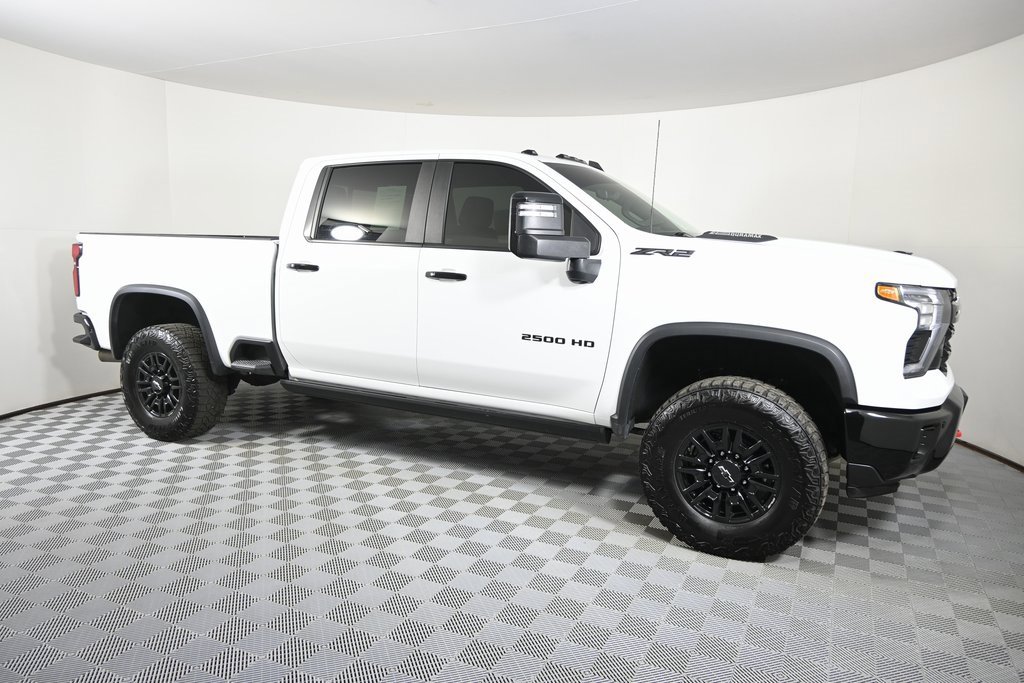 Used 2025 Chevrolet Silverado 2500 ZR2 w/ Technology Package image 9