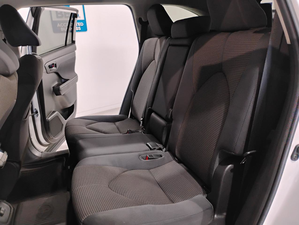 Used 2021 Toyota Highlander L image 23