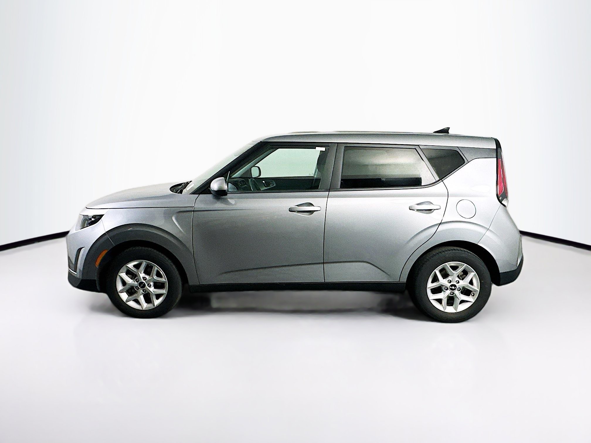 Used 2025 Kia Soul LX w/ LX Technology Package FWD image 4