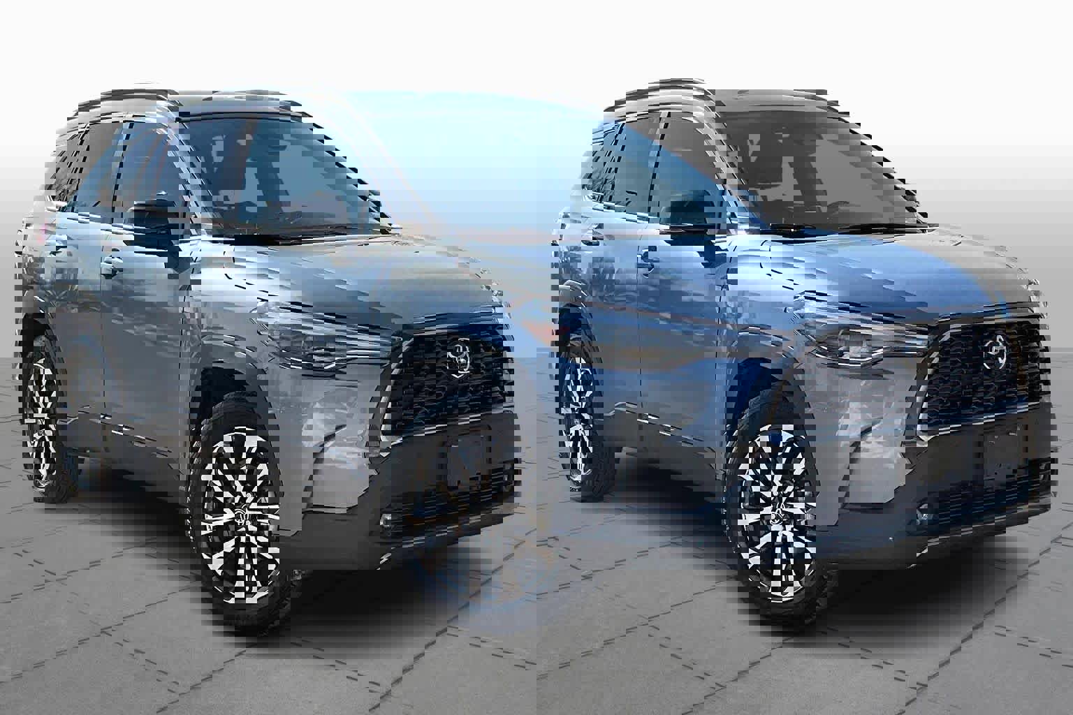 Used 2025 Toyota Corolla Cross XLE w/ Convenience Package image 3