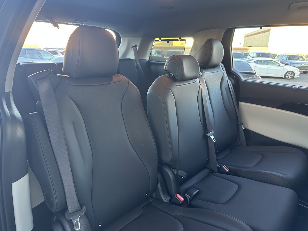 Used 2024 Kia Carnival EX image 40