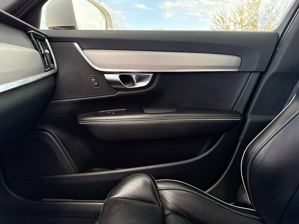 Used 2018 Volvo V90 T5 R-Design image 30