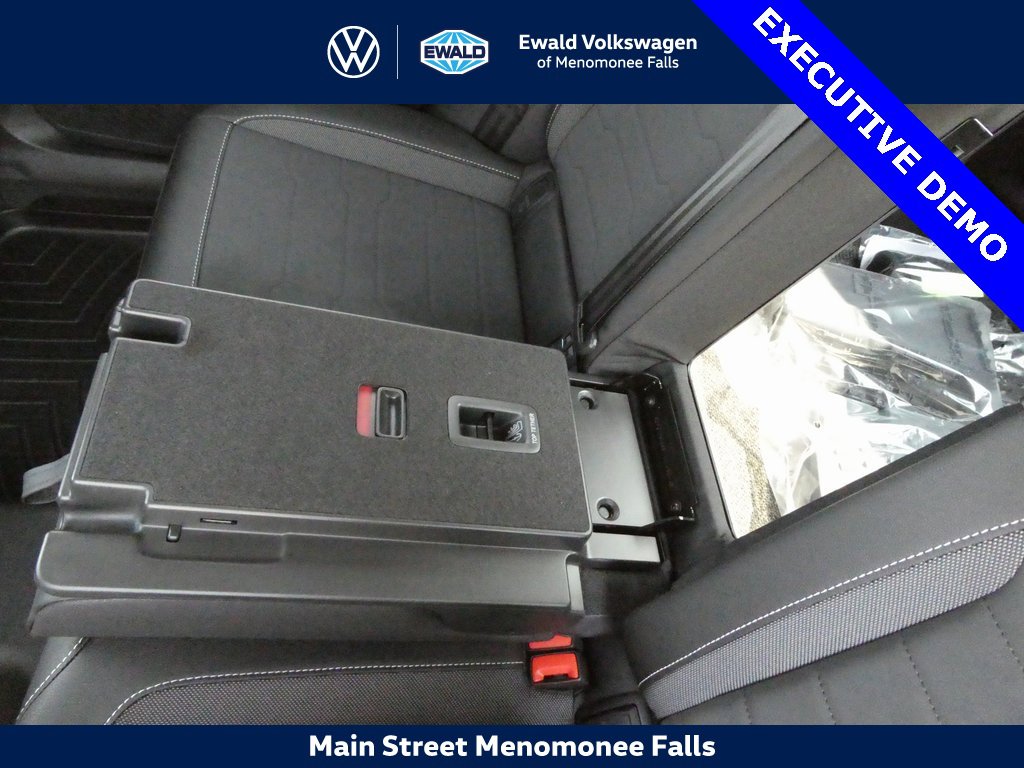 Used 2025 Volkswagen Taos SE image 34