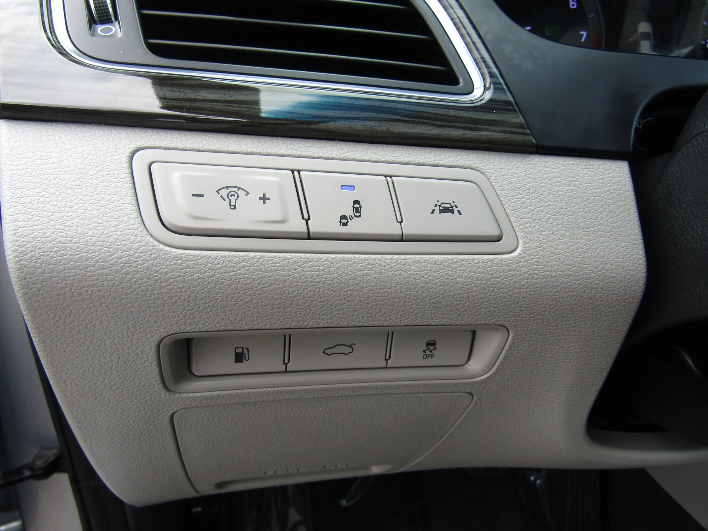 Used 2015 Hyundai Sonata Limited w/ Option Group 06 FWD image 24