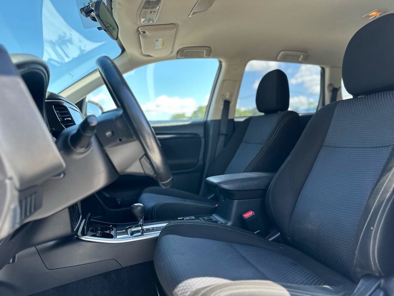 Used 2017 Mitsubishi Outlander SE AWD/4WD image 9