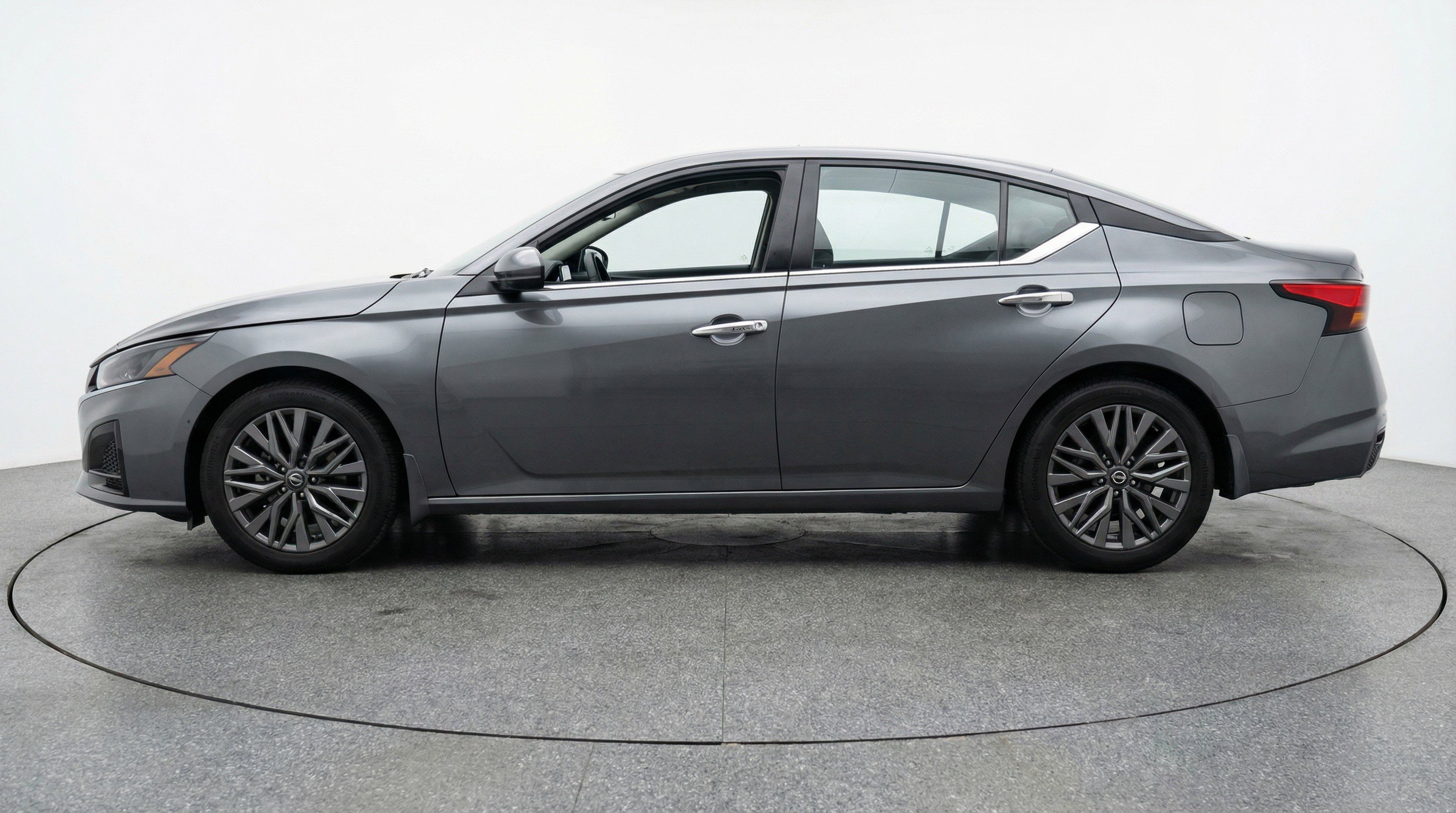 Used 2025 Nissan Altima 2.5 SV image 5