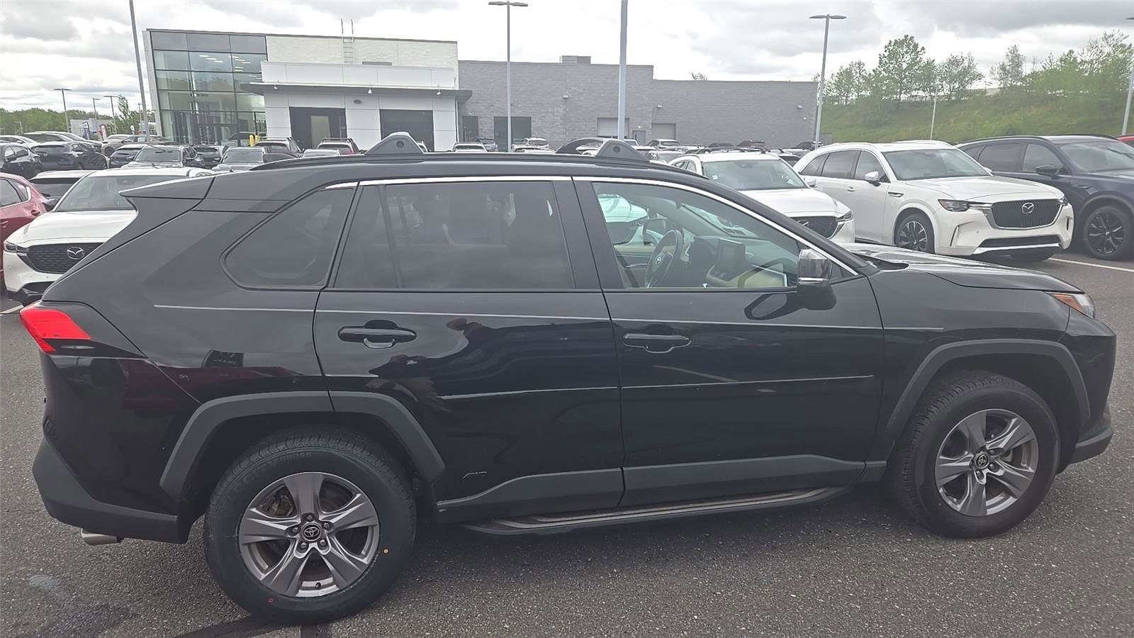 Used 2022 Toyota RAV4 XLE w/ Convenience Package image 9