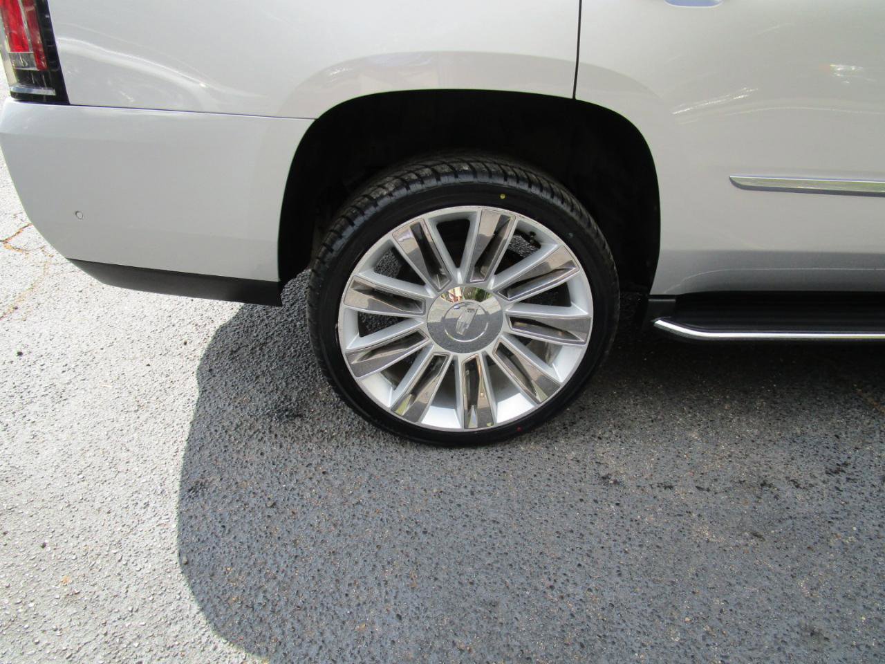 Used 2020 Cadillac Escalade Luxury RWD image 25