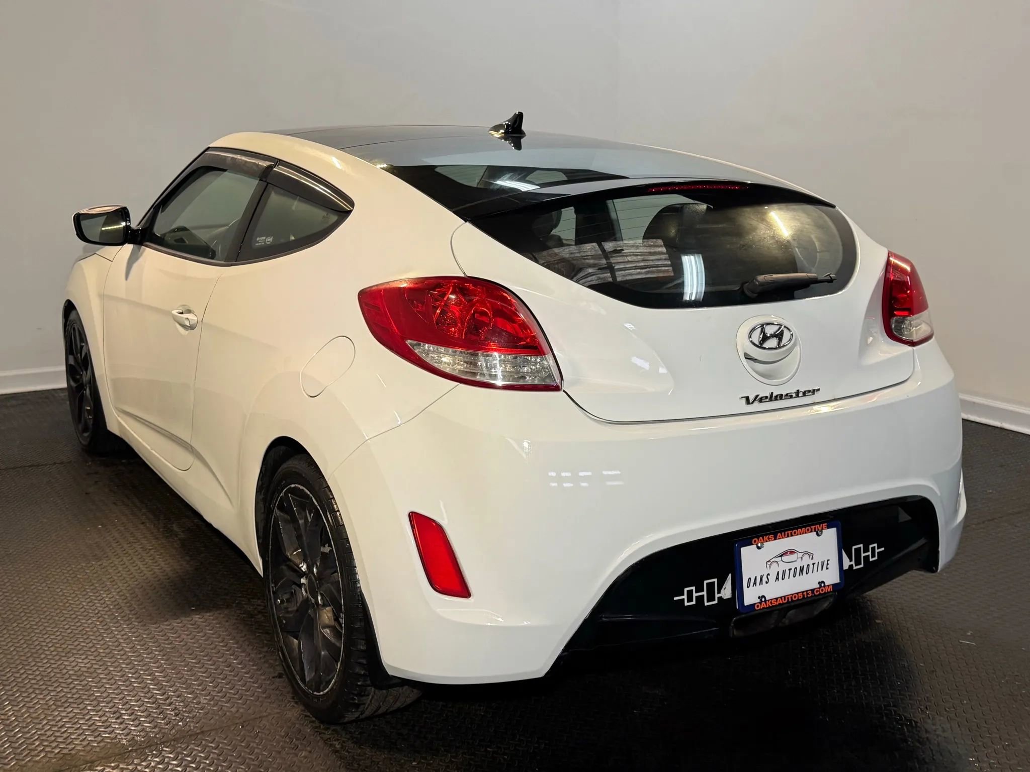 Used 2013 Hyundai Veloster w/ Style Pkg image 6