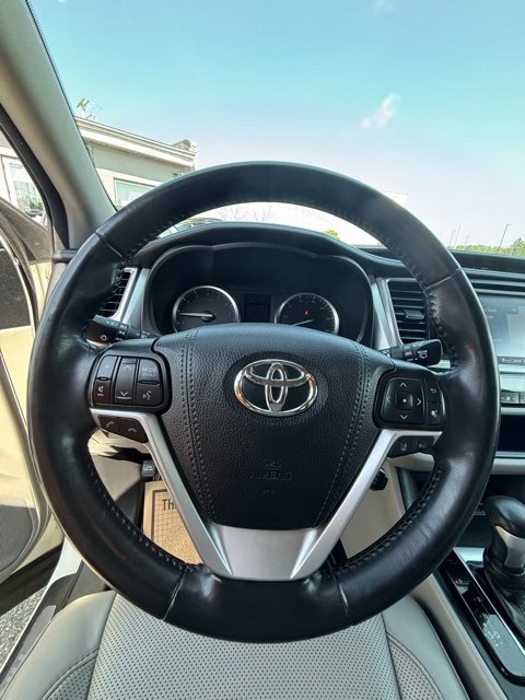 Used 2017 Toyota Highlander Limited image 23