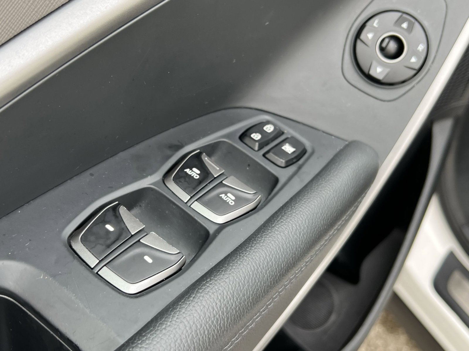 Used 2017 Hyundai Santa Fe Limited image 16