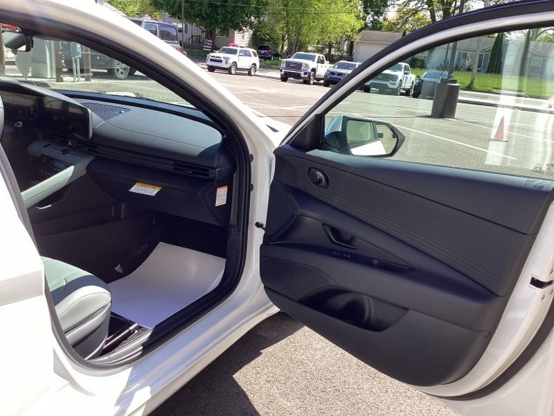 New 2025 Hyundai Elantra Limited image 14
