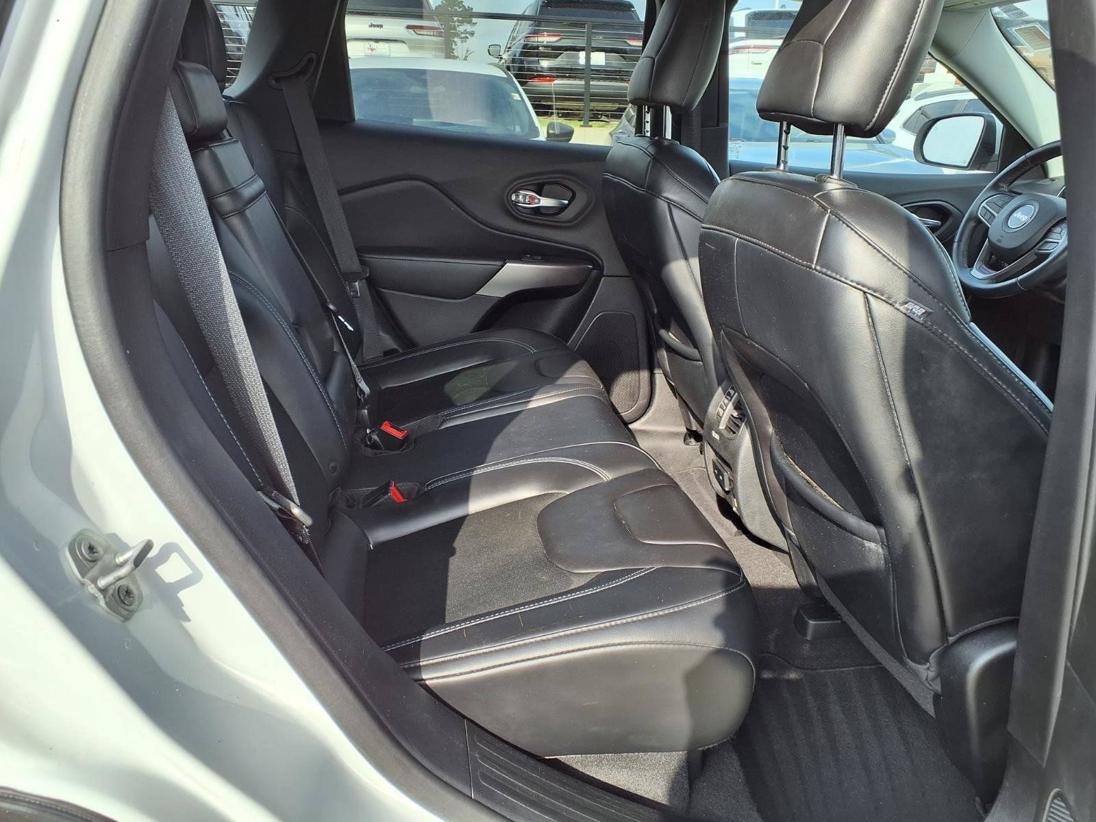 Used 2019 Jeep Cherokee Latitude Plus w/ Comfort/Convenience Group AWD/4WD image 19