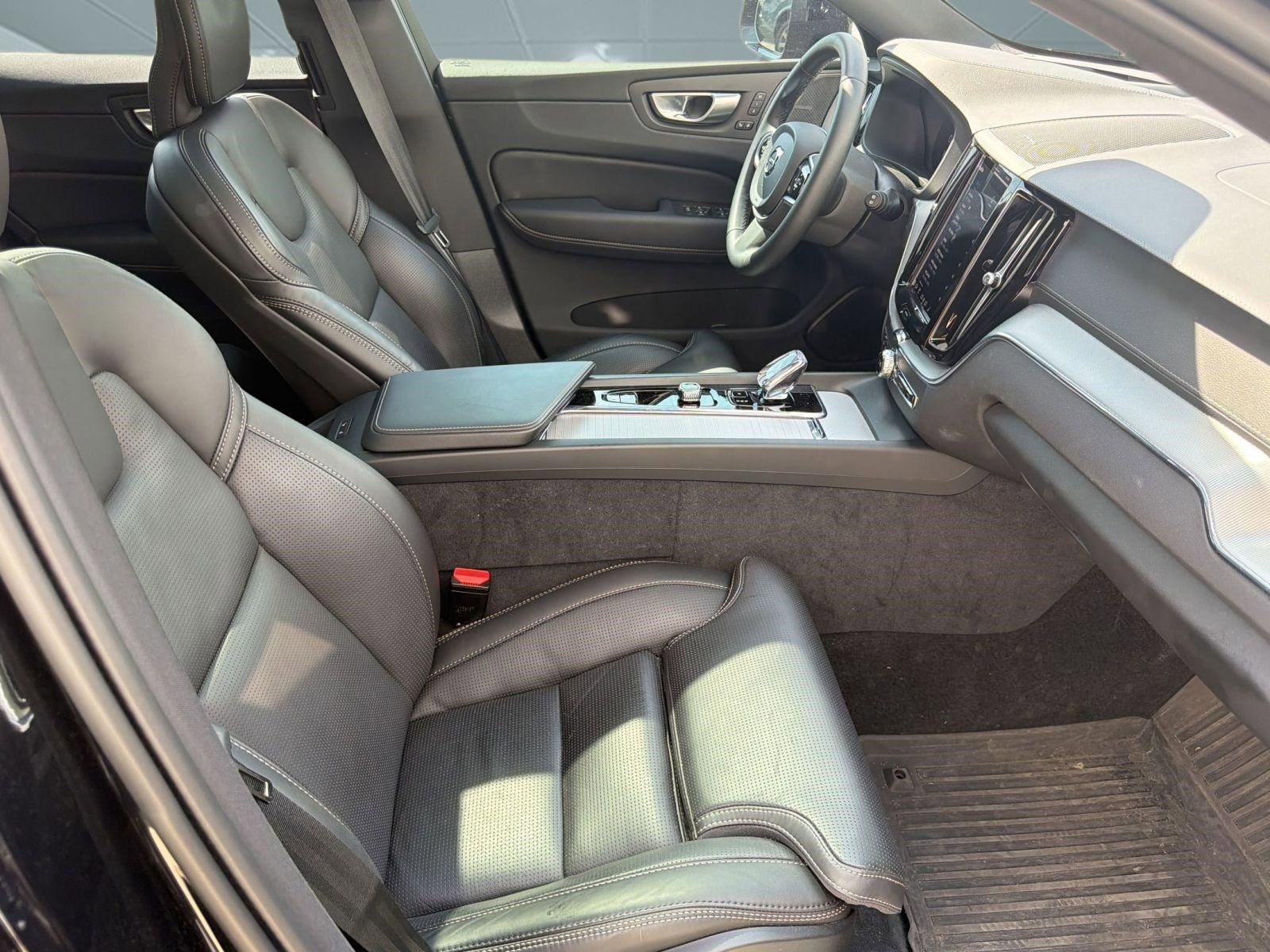 Certified 2024 Volvo XC60 T8 Ultimate w/ Protection Package Premier image 29