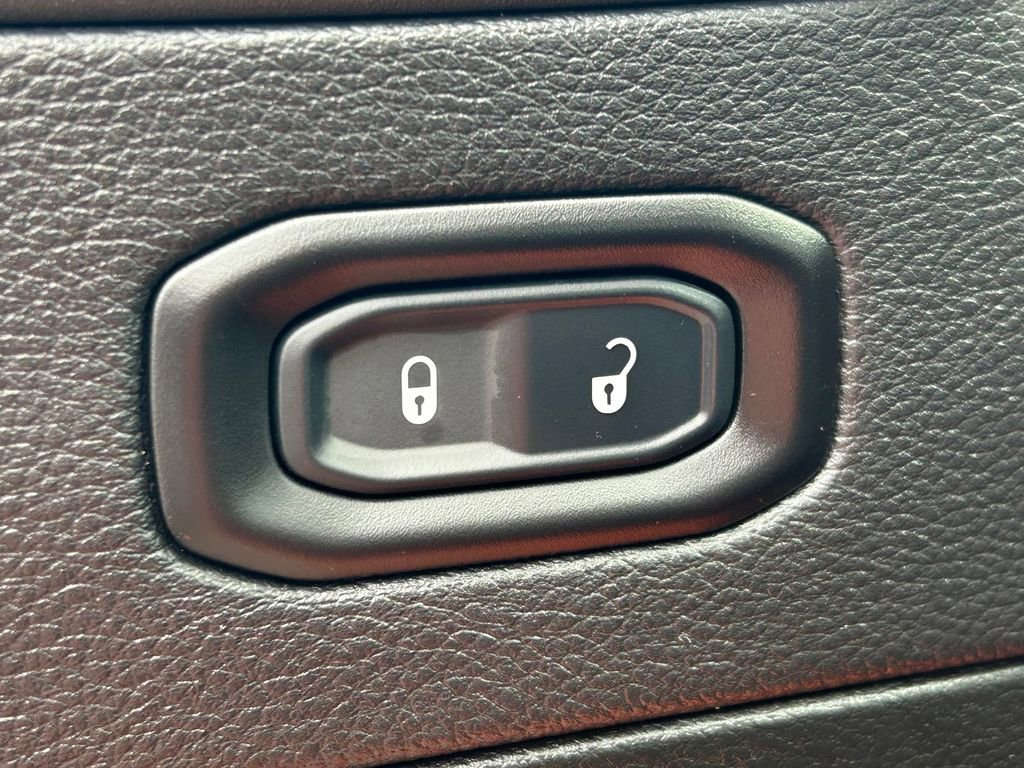 Used 2025 Jeep Gladiator Rubicon w/ Convenience Group image 23