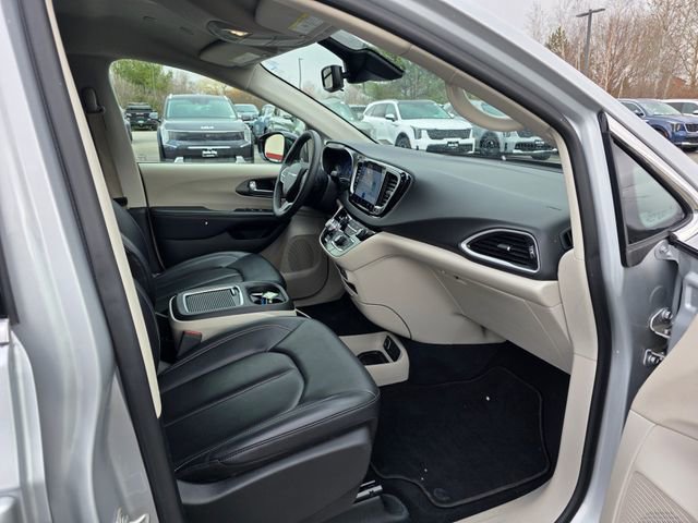 Used 2024 Chrysler Pacifica Touring-L FWD image 12