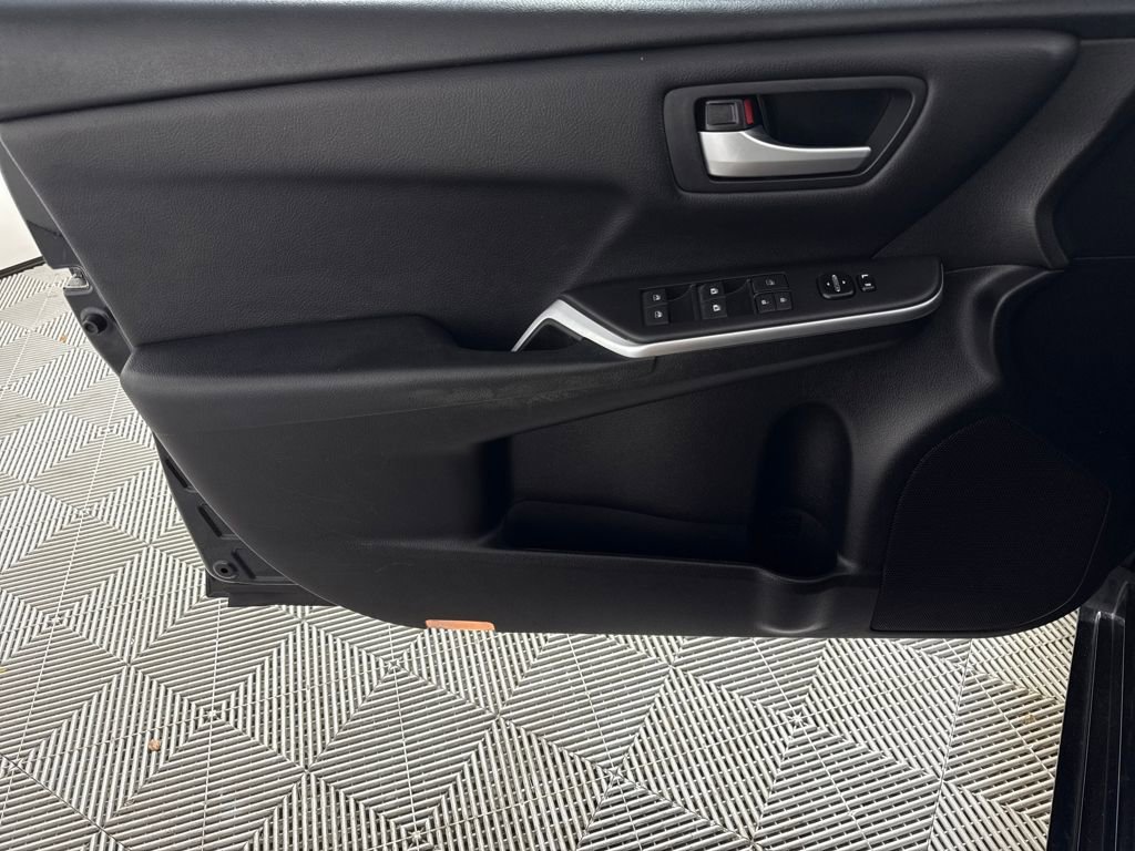 Used 2017 Toyota Camry SE image 9