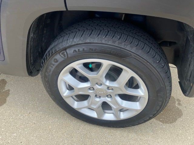 Used 2017 Jeep Renegade Latitude AWD/4WD image 25