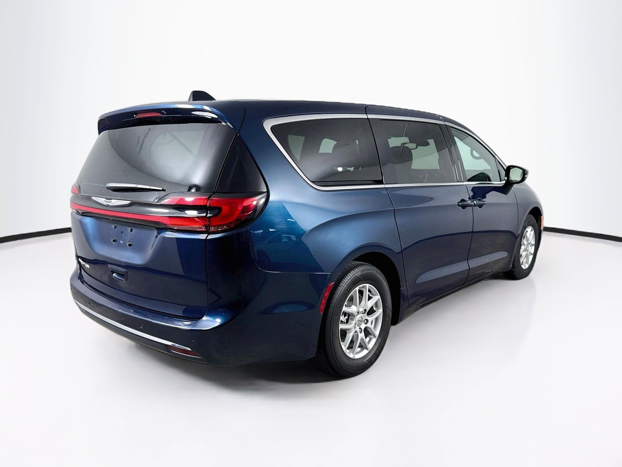 Used 2024 Chrysler Pacifica Touring FWD image 32