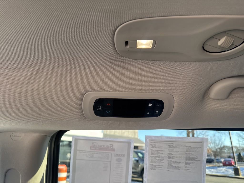 Used 2023 Chrysler Pacifica Touring-L image 28