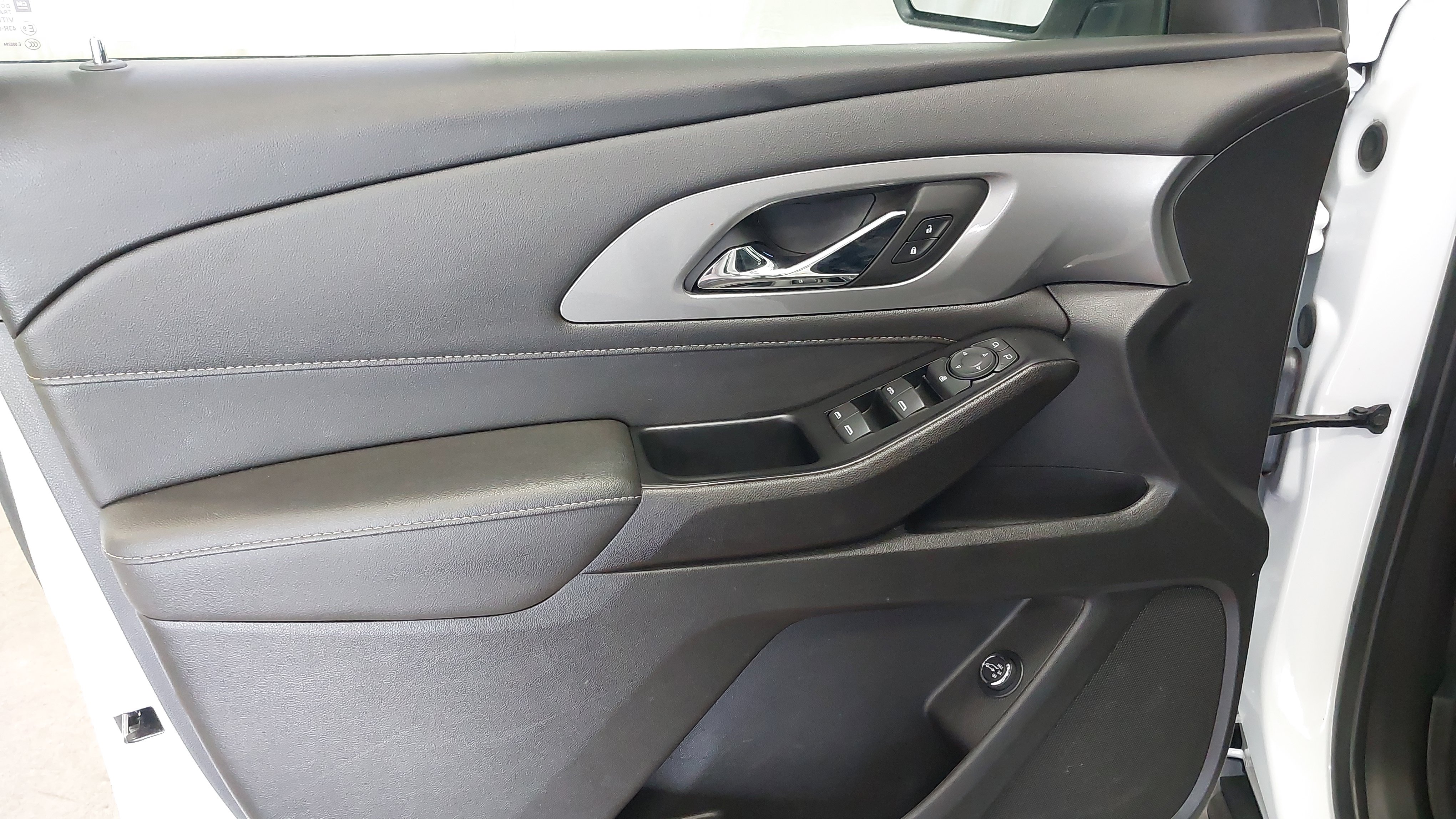 Used 2023 Chevrolet Traverse LT w/ Midnight/Sport Edition FWD image 24