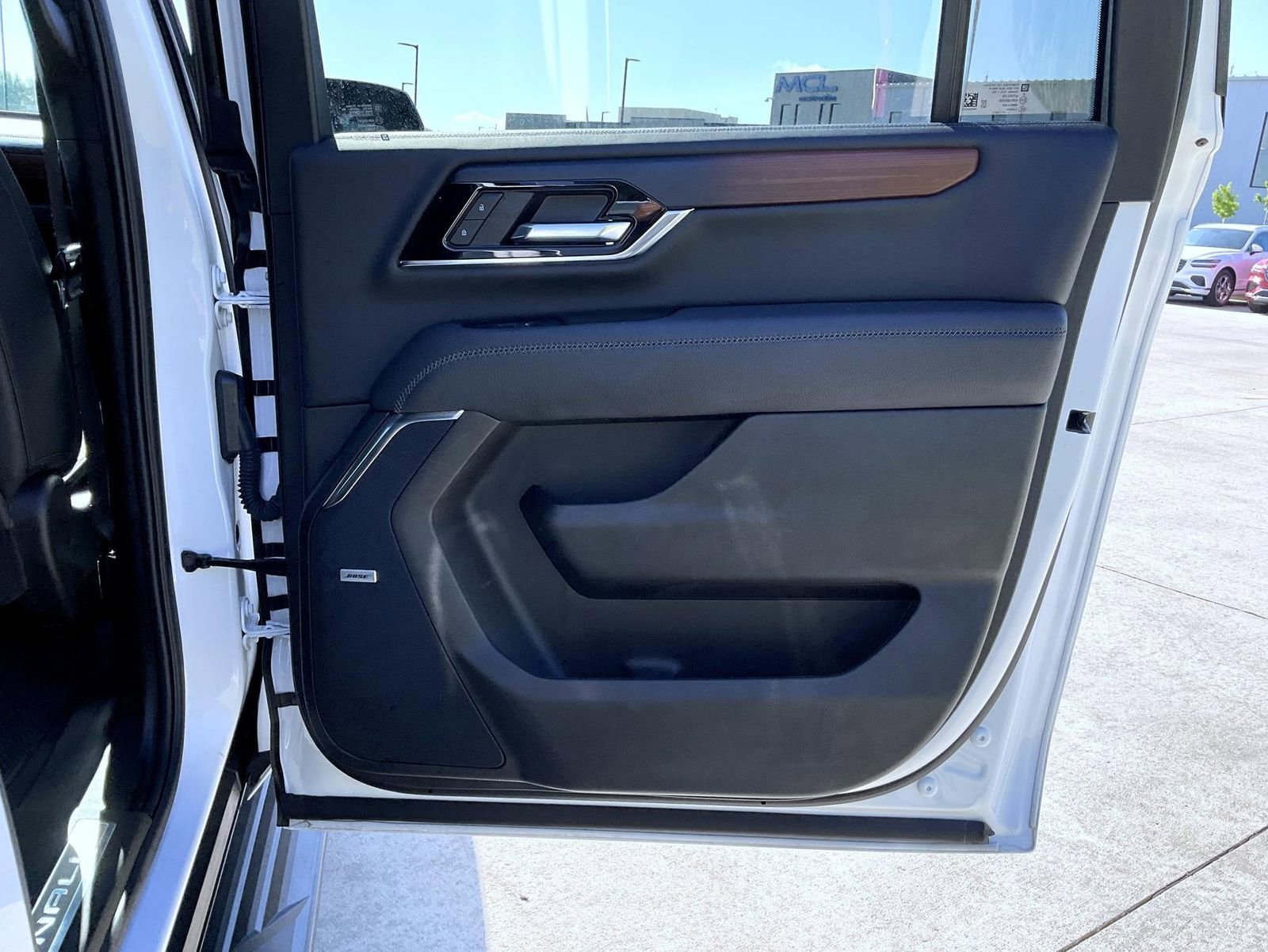 Used 2025 GMC Yukon XL Denali AWD/4WD image 17