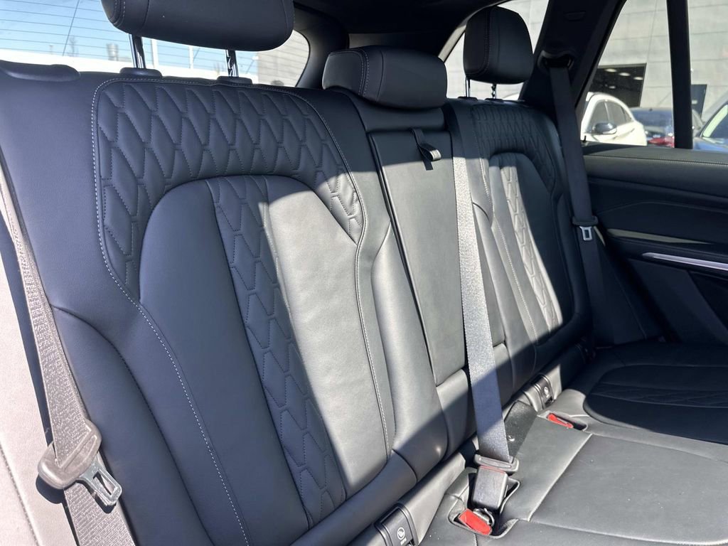 Used 2025 BMW X5 xDrive50e AWD/4WD image 37