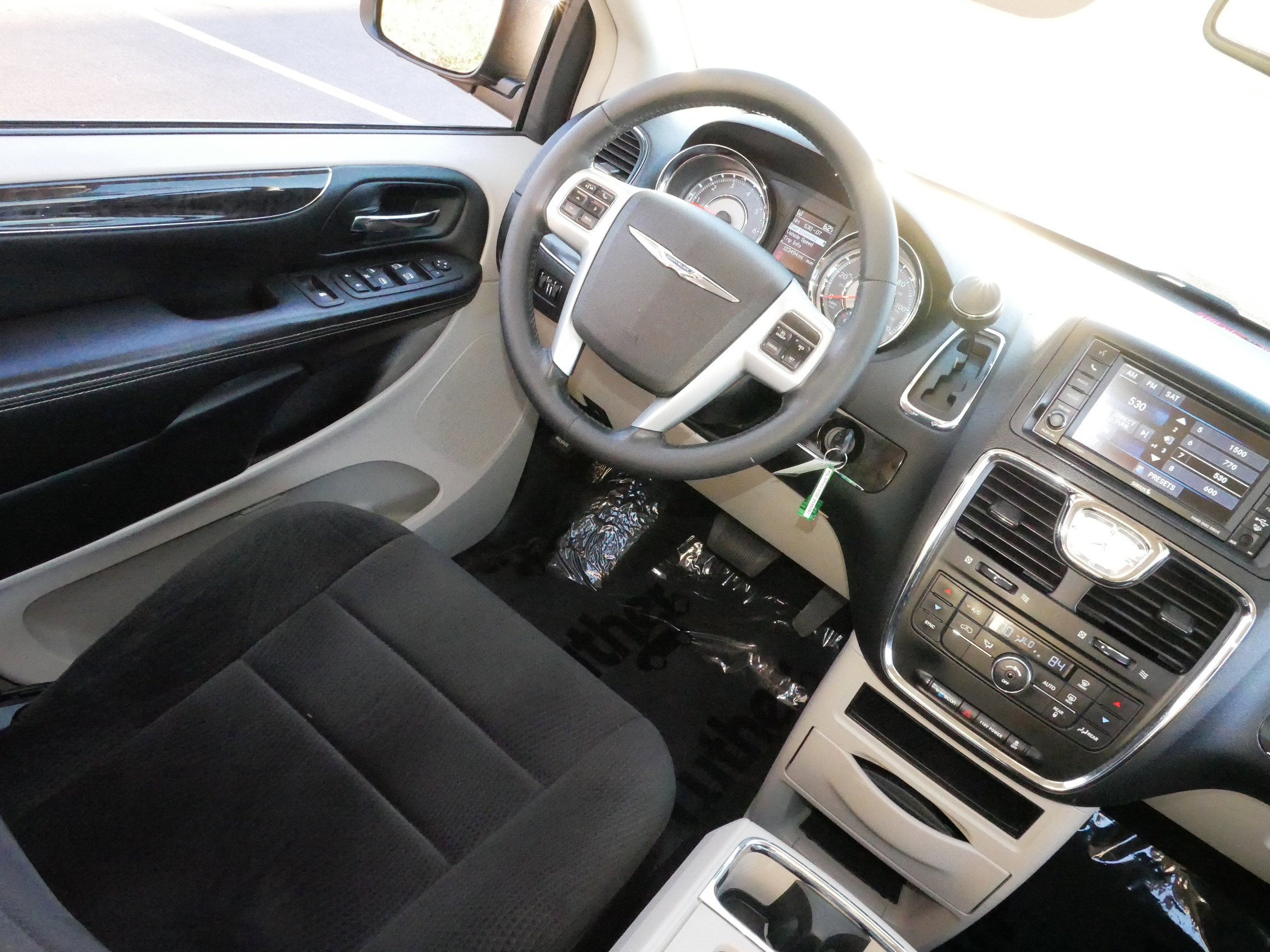 Used 2014 Chrysler Town & Country Touring image 9