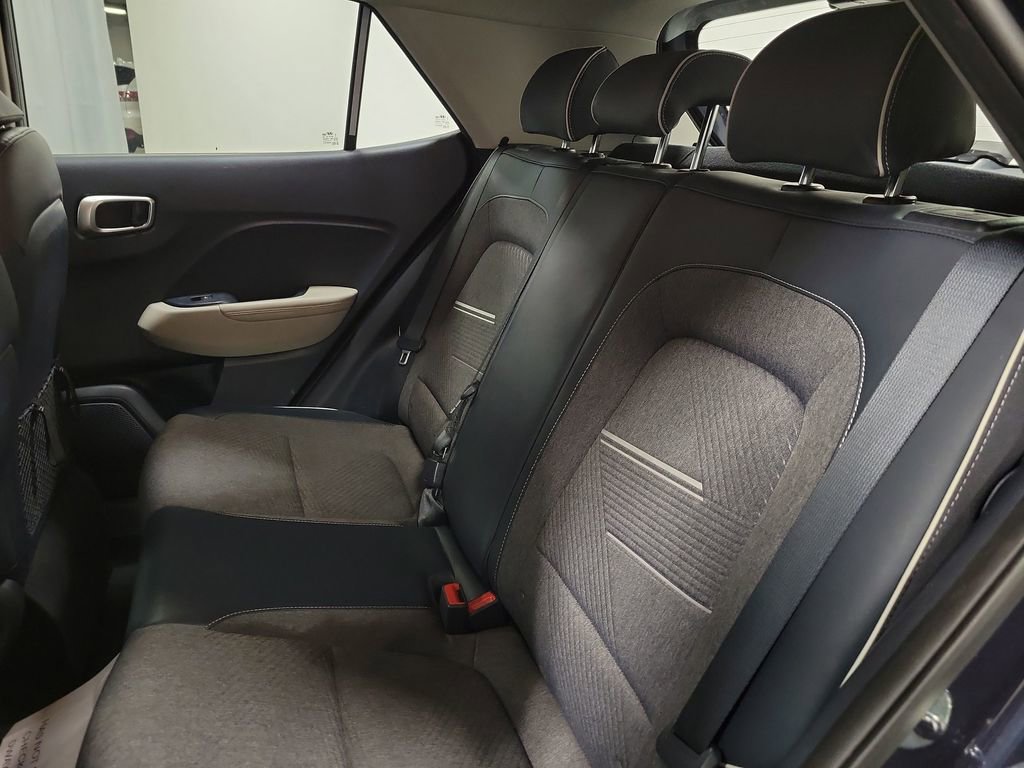 Used 2023 Hyundai Venue Limited image 21