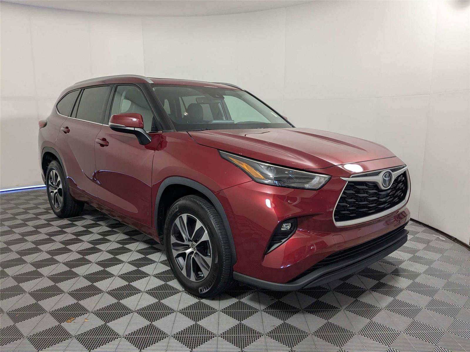 Used 2022 Toyota Highlander XLE image 3