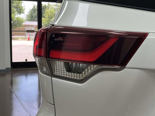 Used 2019 Toyota Highlander SE AWD/4WD image 11