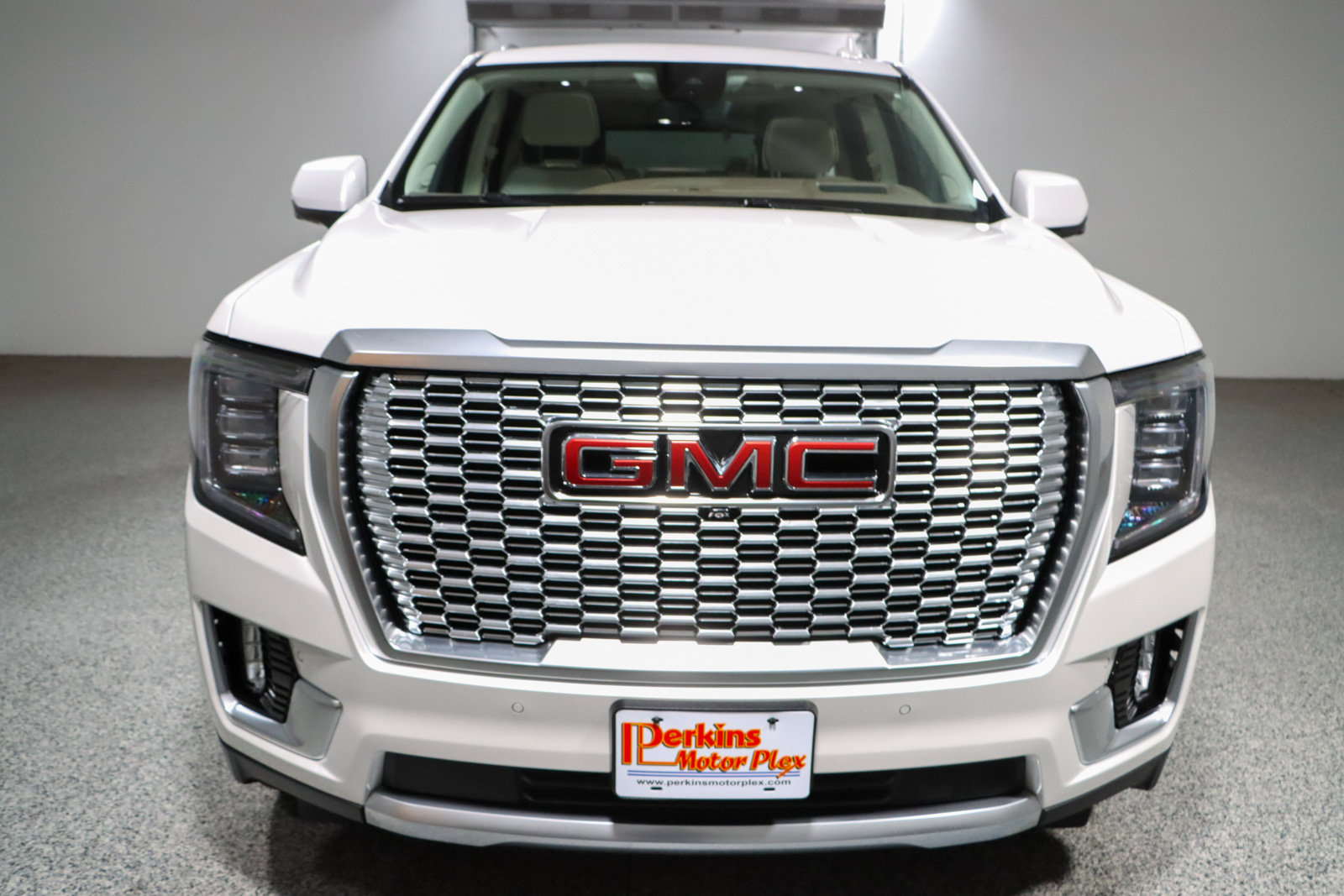 Used 2024 GMC Yukon Denali w/ Advanced Technology Package AWD/4WD image 4
