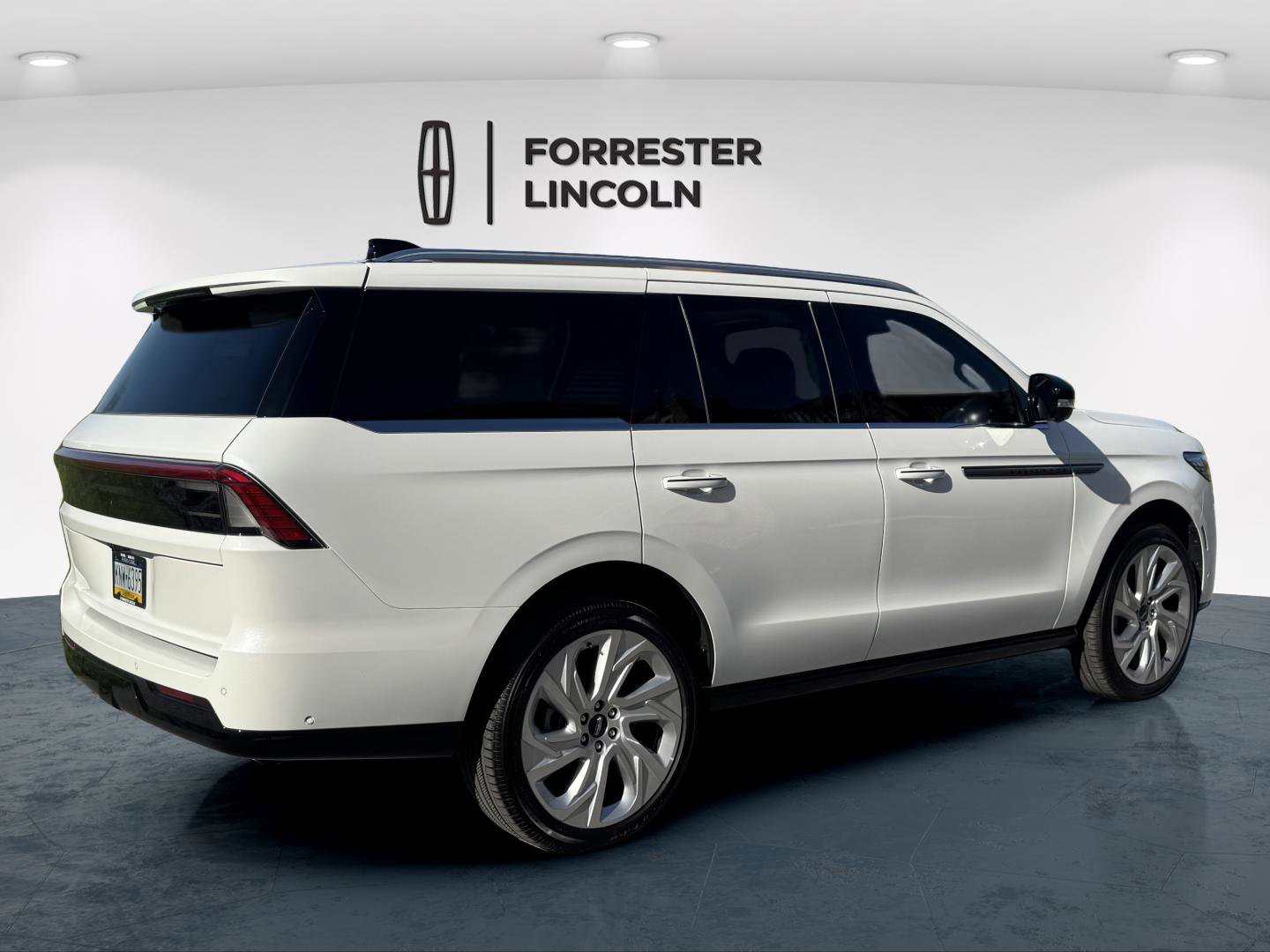Used 2025 Lincoln Navigator Reserve AWD/4WD image 3