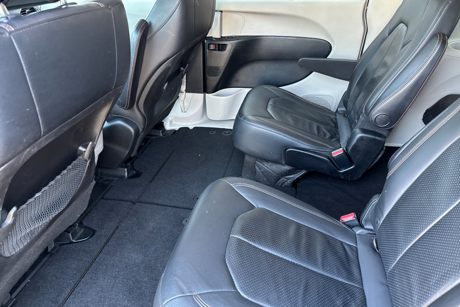 Used 2018 Chrysler Pacifica Touring-L FWD image 12