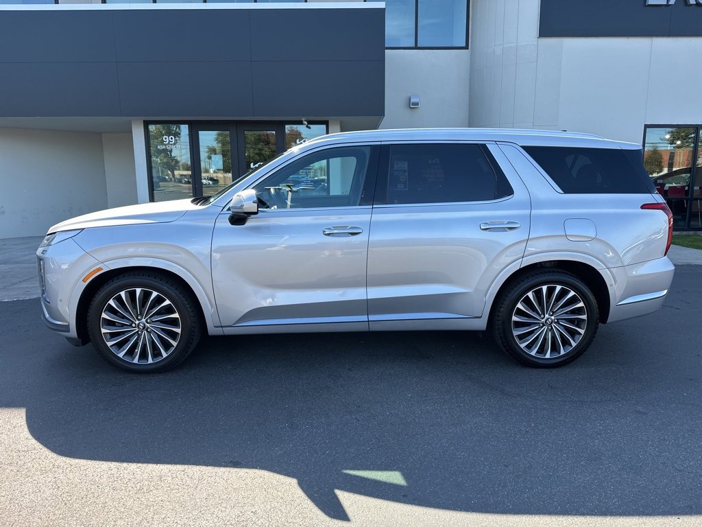 Used 2023 Hyundai Palisade Calligraphy image 2